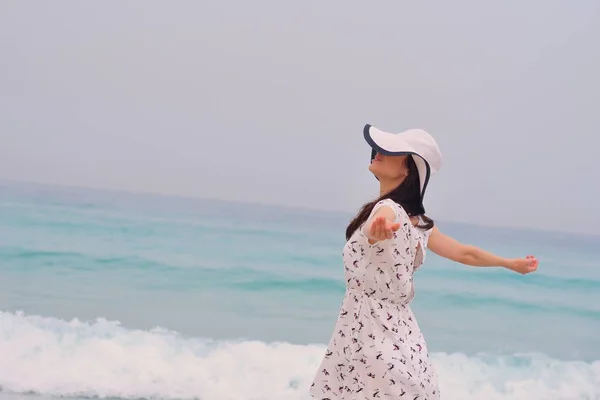 Felice Bella Donna Godendo Vacanze Estive Sulla Spiaggia — Foto Stock