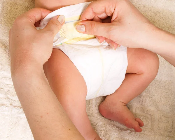 Cambio Pañal Bebé Recién Nacido Por Hembra Con Manicura — Foto de Stock