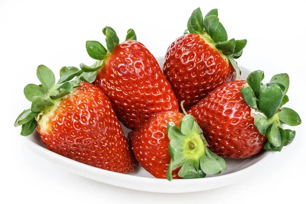 Weidenkorb Mit Einer Gruppe Frischer Und Saftiger Erdbeeren — Stockfoto