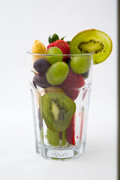 Este Copo Cheio Fruta Fatiada — Fotografia de Stock