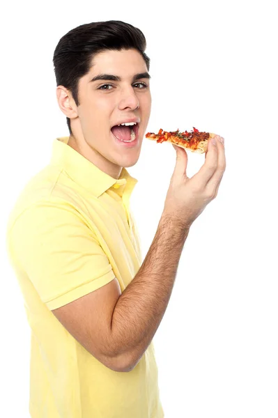 Schöner Junger Mann Pizza Scheibe Genießen — Stockfoto