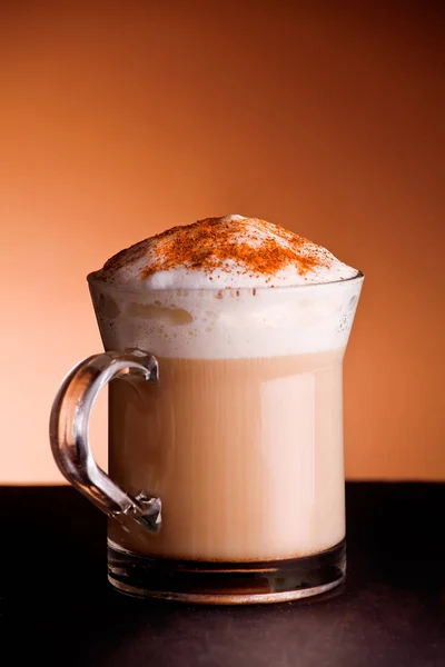 Nahaufnahme Einer Tasse Heißen Cappuccino Kaffees — Stockfoto