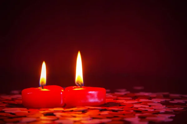 Twee Rode Brandende Kaarsen Tegen Donkere Achtergrond — Stockfoto