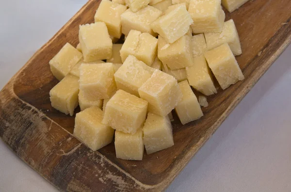 Cubos Queijo Ovelha Envelhecido Uma Bandeja Madeira Cáceres Espanha — Fotografia de Stock