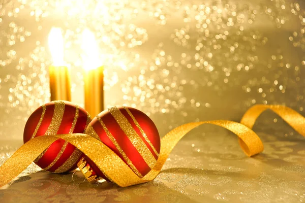 Kerstgroeten Met Ballen Kaarsen — Stockfoto