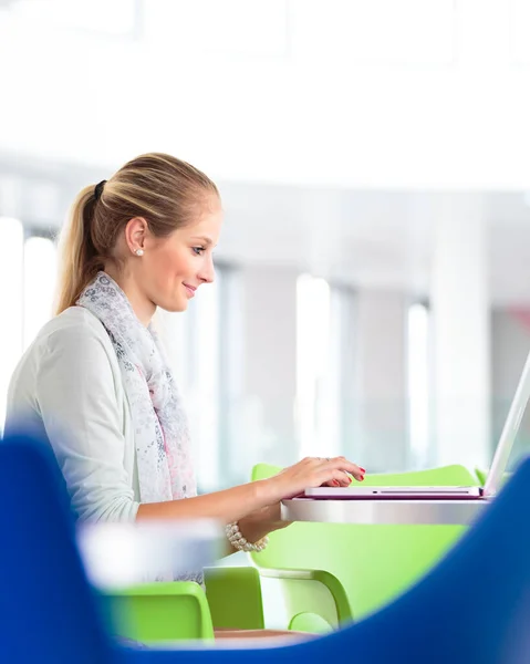 Student Campus Mooie Vrouwelijke Student Met Boeken Laptop Wokring Studeren — Stockfoto