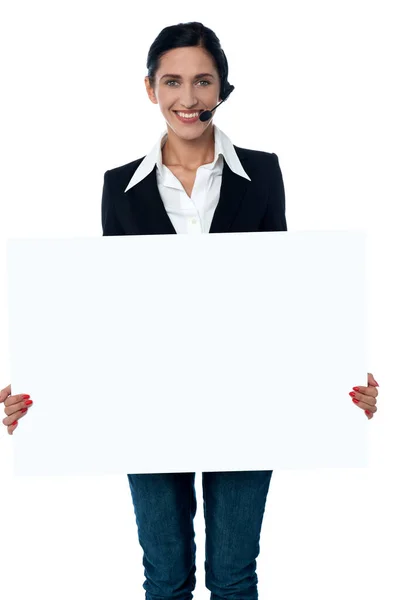 显示空白白板的女性工作人员 — 图库照片