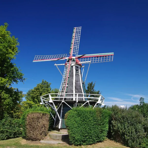 Naturskön Utsikt Över Landskapet Med Väderkvarnsbyggnad — Stockfoto