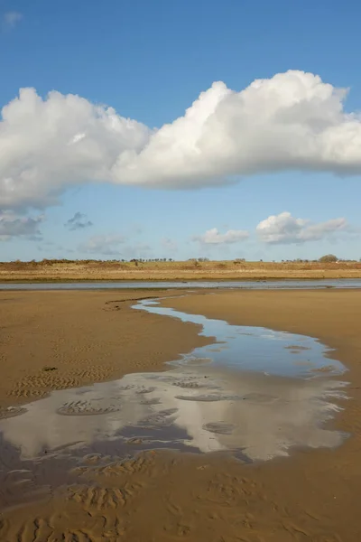 Una Playa Arena Limpia Con Agua Que Fluye Río Cielo —  Fotos de Stock