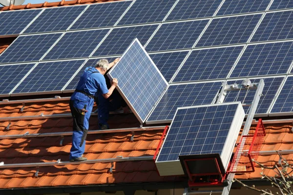 Trabalhador Está Montando Painel Solar — Fotografia de Stock