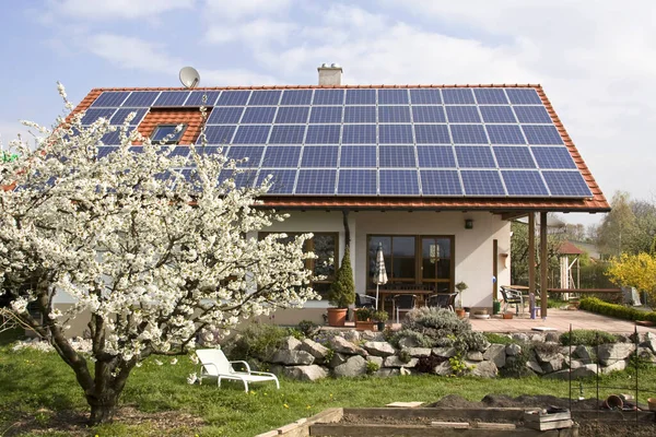 Casa Com Novo Módulo Solar — Fotografia de Stock