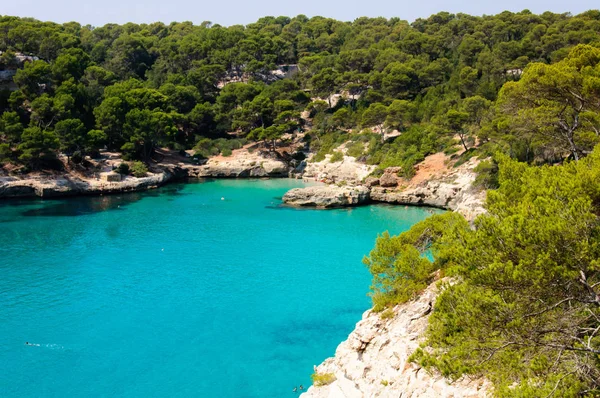 西班牙巴利阿里群岛Menorca岛 Cala Macarella湾 水晶般清澈的蓝水 — 图库照片