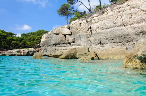 西班牙巴利阿里群岛Menorca岛 Cala Macarella湾 水晶般清澈的蓝水 — 图库照片