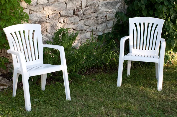 Two Empty Plastic Chairs Garden — Stock Photo, Image