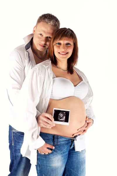 赤ちゃんを期待する幸せな若いカップル — ストック写真