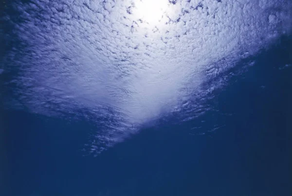 Clouds Con Sol Sobre Cielo Azul —  Fotos de Stock