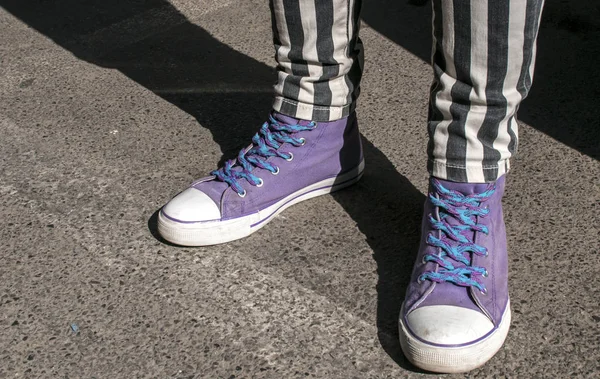 Jambes Fille Avec Pantalon Rayé Baskets Violettes Sur Surface Rue — Photo