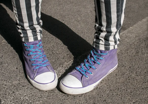 Jambes Fille Avec Pantalon Rayé Baskets Violettes Sur Surface Rue — Photo