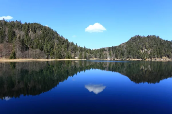 Bela Vista Lago Nas Montanhas — Fotografia de Stock