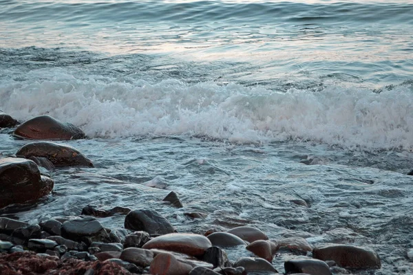 Onda Schiumosa Sulla Spiaggia Pietra Tramonto — Foto Stock