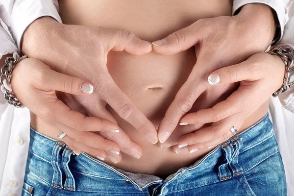 Pais Expectantes Forma Coração Colisão Bebê — Fotografia de Stock