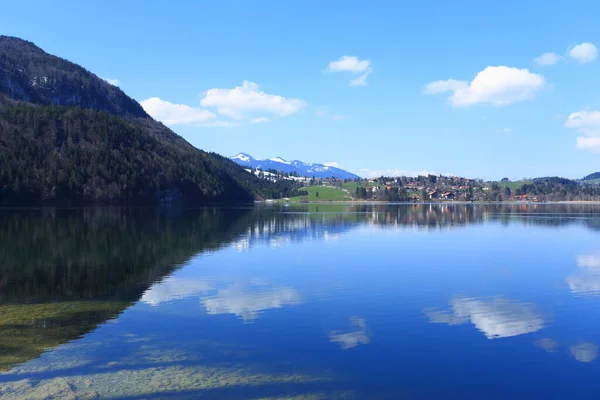 Ciche Mieszkalne Centra Weissensee Nad Jeziorem Weier See Którego Plaża — Zdjęcie stockowe