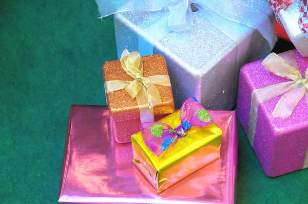 Alguns Presentes Natal Presentes Com Papel Típico — Fotografia de Stock