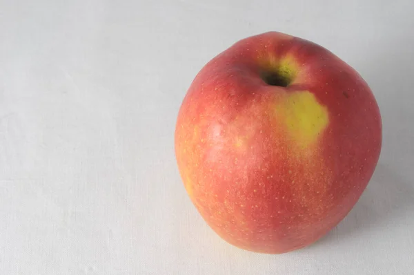 Pomme Saine Très Mûre Sur Fond Blanc — Photo