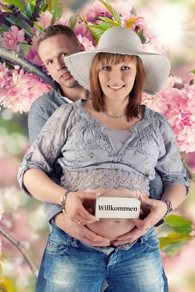 Expectant Parents Spring — Stock Photo, Image