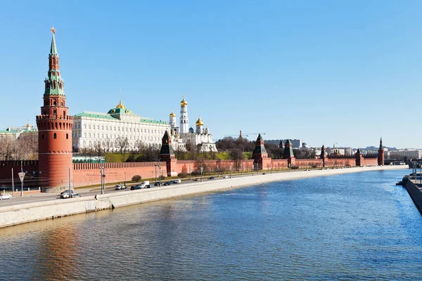 春の日にクレムリン モスクワ川とモスクワの街並み — ストック写真