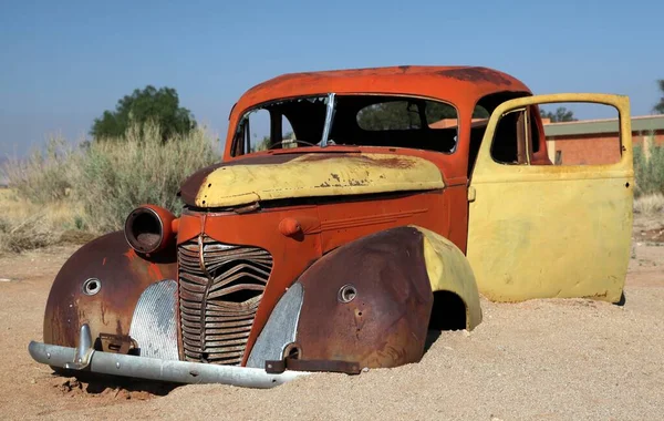 纳米比亚沙漠中的旧车 — 图库照片