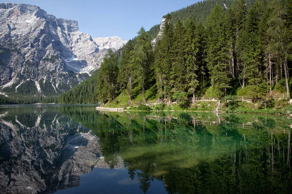 Perła Jezior Dolomitowych — Zdjęcie stockowe