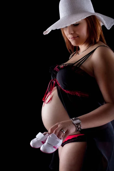 Zwanger Vrouw Met Baby Schoenen — Stockfoto