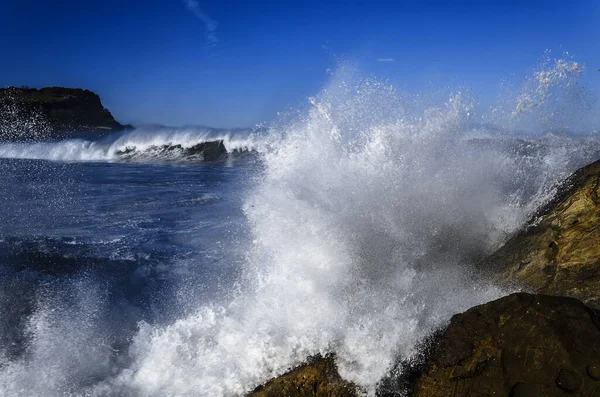 Hermosa Ola Chapoteante Las Rocas Con Grandes Detalles Calidad Imagen — Foto de Stock