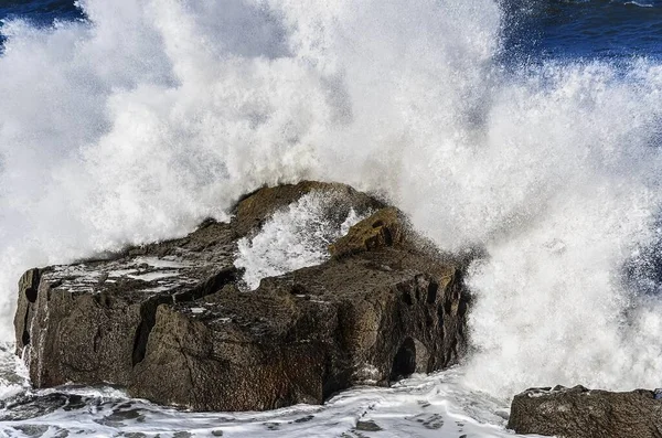 Hermosa Ola Chapoteante Las Rocas Con Grandes Detalles Calidad Imagen —  Fotos de Stock