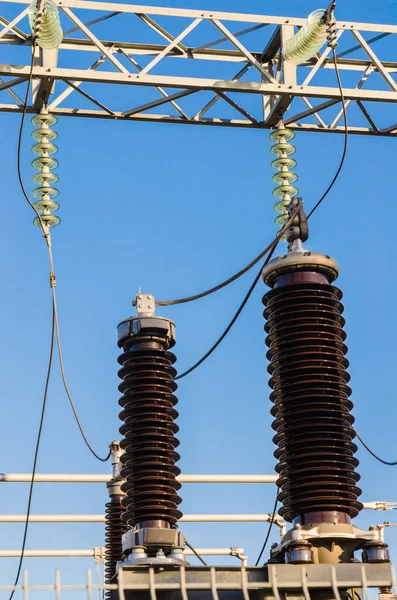 Transformatör Istasyonunda Yüksek Voltajlı Yalıtıcılar — Stok fotoğraf