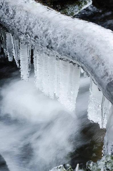 Gefrorene Eiszapfen Auf Wasserdurchfluss Nahaufnahme — Stockfoto