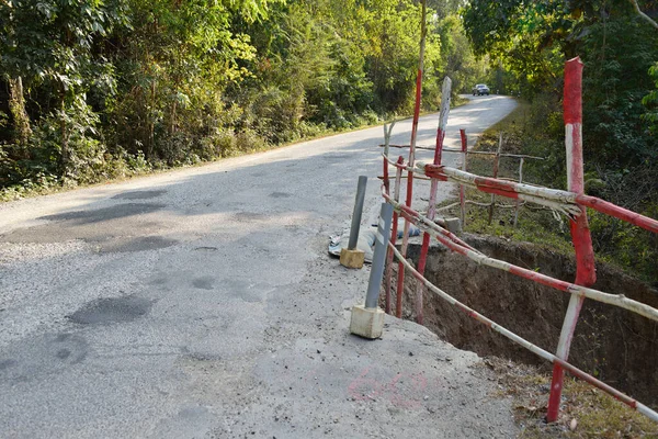 森林中的道路损坏 — 图库照片