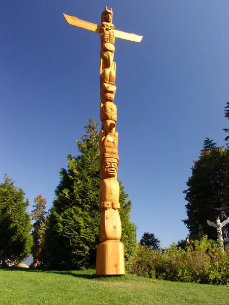 Totem Poles Totem Indian Native Park Sky Blue Vankouver — 图库照片