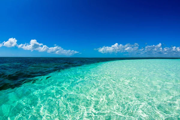 Mar Azul Bajo Las Nubes Cielo —  Fotos de Stock