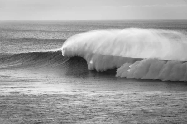 Ściana Fali Oceanicznej Burzy Pęcznieje Wzdłuż Płytkiej Rafy Plażowej Naturalną — Zdjęcie stockowe