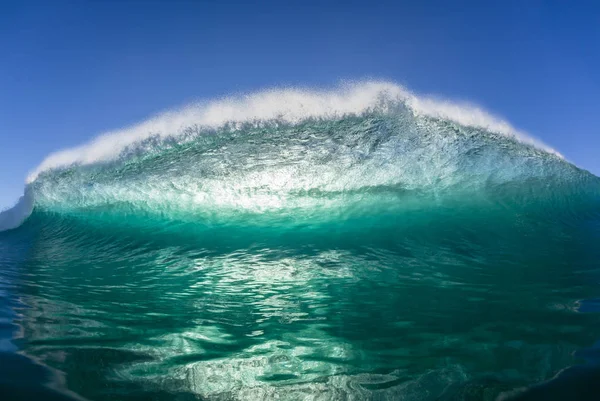 嵐からの波壁は 自然のエネルギー 海の力の水泳写真と浅いビーチリーフに沿ってクラッシュ腫れ — ストック写真