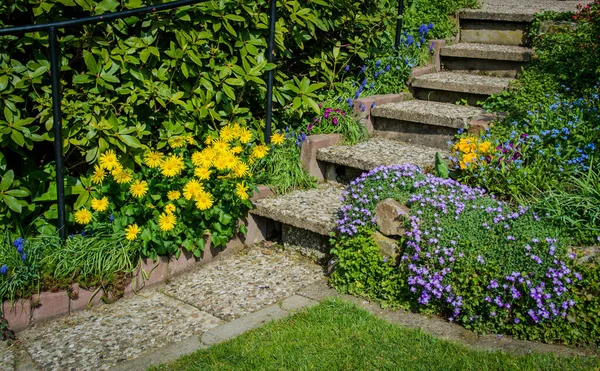 Kerti Lépcső Egy Tavaszi Kertben — Stock Fotó