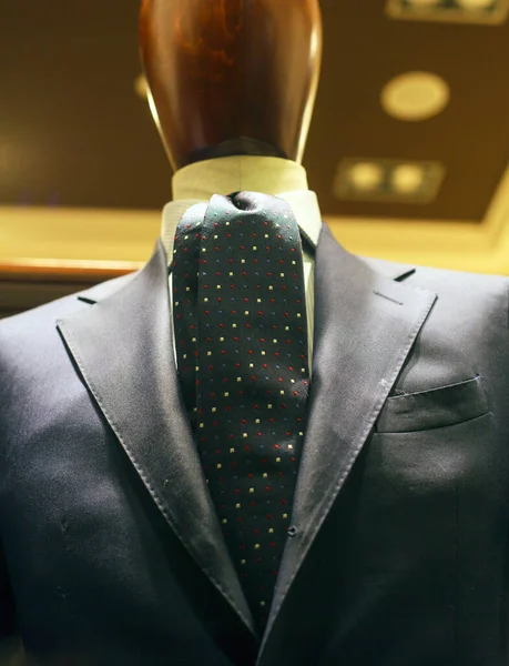 ショップ マネキン ファッション性の高い小売ディスプレイ上のビジネス スーツ — ストック写真
