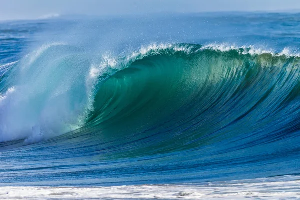 Oceaan Golf Muur Van Storm Zwellen Crashen Langs Ondiepe Strand — Stockfoto