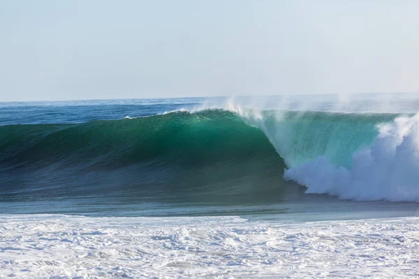 Oceaan Golf Muur Van Storm Zwellen Crashen Langs Ondiepe Strand — Stockfoto