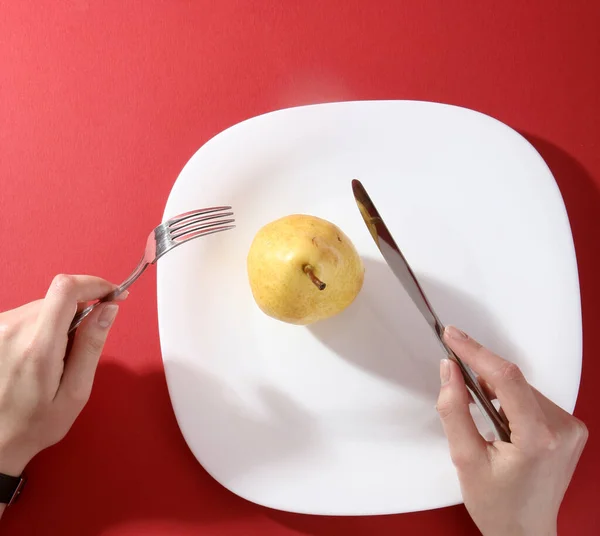 Comer Uma Pêra Amarela Saborosa — Fotografia de Stock