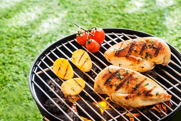 Lean Gesunde Hühnerbrüste Grillen Über Die Heißen Kohlen Auf Einem — Stockfoto