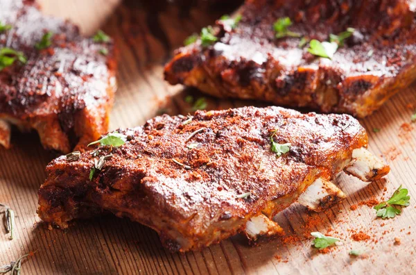 Primer Plano Una Porción Costillas Asadas Parrilla Sazonadas Con Especias — Foto de Stock