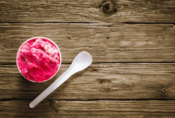 Bañera Helado Baya Rosa Brillante Una Mesa Madera Rústica Con —  Fotos de Stock